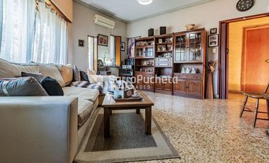 Venta casa 4 ambientes con patio, parrila y cochera en Villa Luzuriaga.