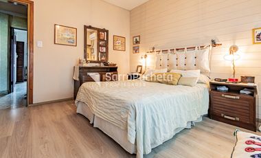 Venta casa 4 ambientes con patio, parrila y cochera en Villa Luzuriaga.