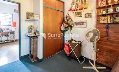 Venta casa 4 ambientes con patio, parrila y cochera en Villa Luzuriaga.