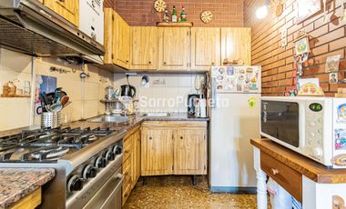 Venta casa 4 ambientes con patio, parrila y cochera en Villa Luzuriaga.