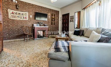 Venta casa 4 ambientes con patio, parrila y cochera en Villa Luzuriaga.
