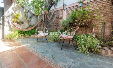 Venta casa 4 ambientes con patio, parrila y cochera en Villa Luzuriaga.