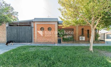 Venta casa 4 ambientes con patio, parrila y cochera en Villa Luzuriaga.