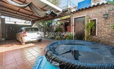 Venta casa 4 ambientes con patio, parrila y cochera en Villa Luzuriaga.