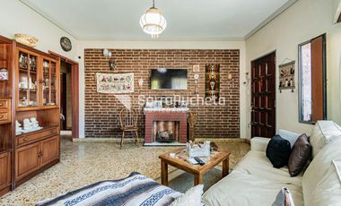 Venta casa 4 ambientes con patio, parrila y cochera en Villa Luzuriaga.