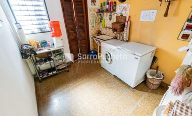 Venta casa 4 ambientes con patio, parrila y cochera en Villa Luzuriaga.