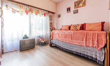 Venta casa 4 ambientes con patio, parrila y cochera en Villa Luzuriaga.
