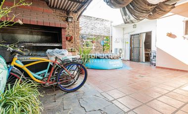 Venta casa 4 ambientes con patio, parrila y cochera en Villa Luzuriaga.