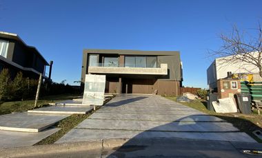 Casa a estrenar Puertos del Lago Barrio Marinas Escobar