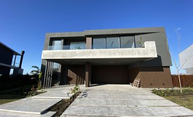 Casa a estrenar Puertos del Lago Barrio Marinas Escobar