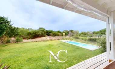Casa en venta en Costa Esmeralda, fondo libre