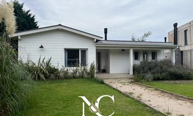 Casa en venta en Costa Esmeralda, fondo libre