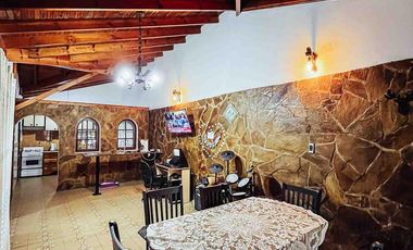 Casa venta -2 dormitorios-1 baño- 58mts2 cubiertos  - Berisso