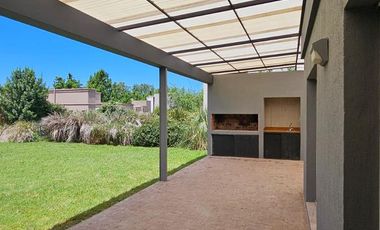 Casa 4 amb en venta en barrio cerrado  La Cesarina
