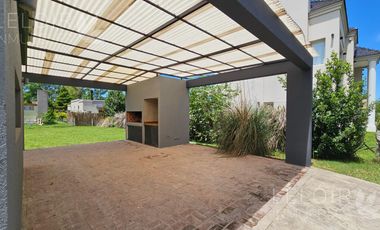 Casa 4 amb en venta en barrio cerrado  La Cesarina