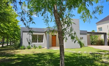 Casa 4 amb en venta en barrio cerrado  La Cesarina