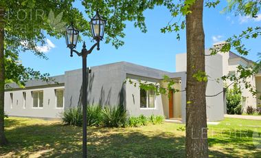 Casa 4 amb en venta en barrio cerrado  La Cesarina