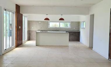 Casa 4 amb en venta en barrio cerrado  La Cesarina
