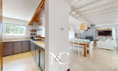 Casa en venta en Costa Esmeralda, fondo a la cancha de polo