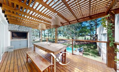 Casa en venta en Costa Esmeralda, fondo a la cancha de polo