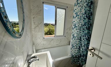 VENTA CASA 5 AMBIENTES SAN SEBASTIAN EN 2 PLANTAS A LA LAGUNA