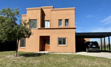 VENTA CASA 5 AMBIENTES SAN SEBASTIAN EN 2 PLANTAS A LA LAGUNA