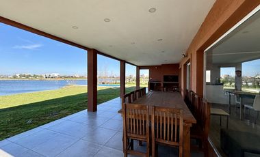 VENTA CASA 5 AMBIENTES SAN SEBASTIAN EN 2 PLANTAS A LA LAGUNA