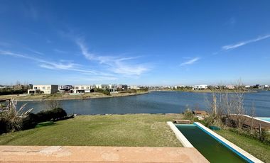 VENTA CASA 5 AMBIENTES SAN SEBASTIAN EN 2 PLANTAS A LA LAGUNA