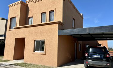 VENTA CASA 5 AMBIENTES SAN SEBASTIAN EN 2 PLANTAS A LA LAGUNA