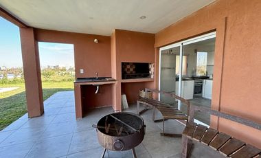 VENTA CASA 5 AMBIENTES SAN SEBASTIAN EN 2 PLANTAS A LA LAGUNA