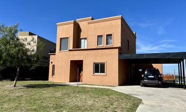 VENTA CASA 5 AMBIENTES SAN SEBASTIAN EN 2 PLANTAS A LA LAGUNA