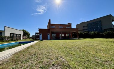 VENTA CASA 5 AMBIENTES SAN SEBASTIAN EN 2 PLANTAS A LA LAGUNA