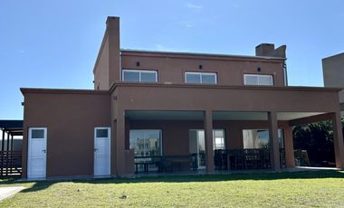 VENTA CASA 5 AMBIENTES SAN SEBASTIAN EN 2 PLANTAS A LA LAGUNA