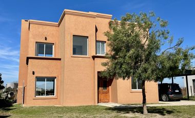 VENTA CASA 5 AMBIENTES SAN SEBASTIAN EN 2 PLANTAS A LA LAGUNA