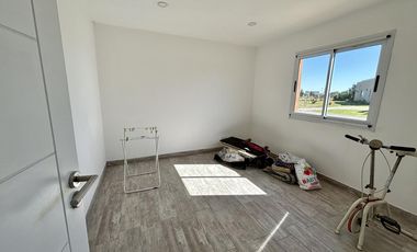 VENTA CASA 5 AMBIENTES SAN SEBASTIAN EN 2 PLANTAS A LA LAGUNA