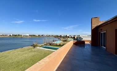VENTA CASA 5 AMBIENTES SAN SEBASTIAN EN 2 PLANTAS A LA LAGUNA