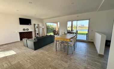 VENTA CASA 5 AMBIENTES SAN SEBASTIAN EN 2 PLANTAS A LA LAGUNA