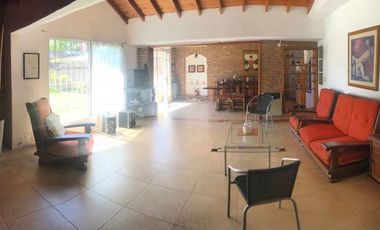 Casa en venta - 2 Dormitorios 2 Baños - Cochera - 381Mts2 - Temperley