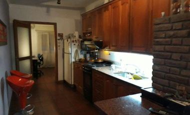 Casa en venta - 2 Dormitorios 2 Baños - Cochera - 381Mts2 - Temperley