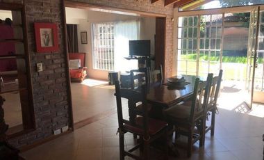 Casa en venta - 2 Dormitorios 2 Baños - Cochera - 381Mts2 - Temperley