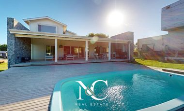 Casa en venta en Costa Esmeralda con Fondo a la Cancha Golf
