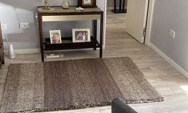 EN VENTA EXCELENTE  PISO, PRIMERA LINEA SOBRE  MITRE
