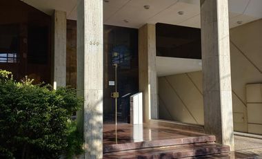 EN VENTA EXCELENTE  PISO, PRIMERA LINEA SOBRE  MITRE