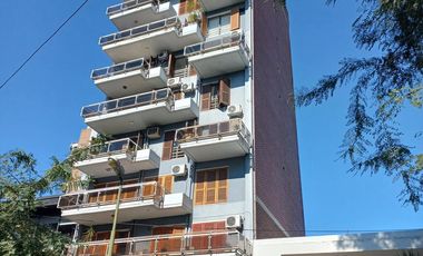 EN VENTA EXCELENTE  PISO, PRIMERA LINEA SOBRE  MITRE