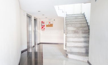 Oficina con cochera en el centro de Moron