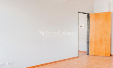 Oficina con cochera en el centro de Moron