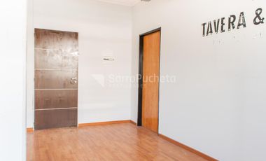Oficina con cochera en el centro de Moron