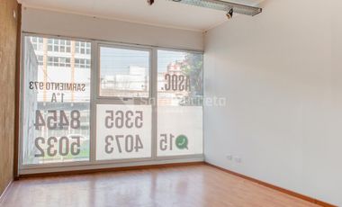 Oficina con cochera en el centro de Moron