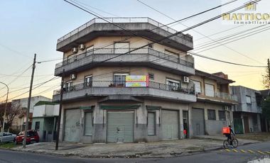 PH 4 ambientes en primer piso con 2 locales sobre esquina en Villa Ballester