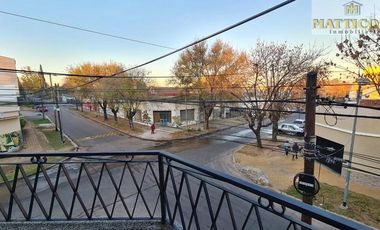 PH 4 ambientes en primer piso con 2 locales sobre esquina en Villa Ballester